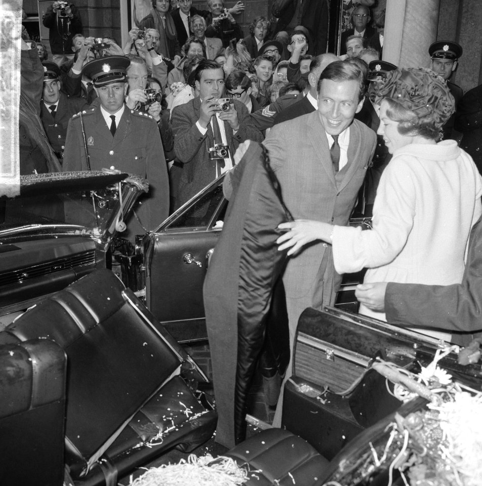 Prinses Beatrix en Claus bezoeken Amsterdam, Prinses Beatrix helpt Claus bij het, Bestanddeelnr 917-9323