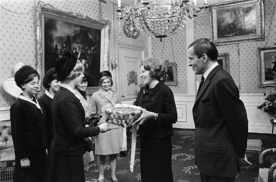 Prinses Beatrix en Claus namen eerste geschenkendoos in ontvangst op Paleis Soes, Bestanddeelnr 918-8047