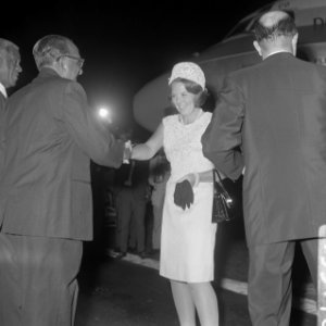 Prinses Beatrix en Claus in Suriname, prinses Beatrix voorgesteld aan de heer J., Bestanddeelnr 919-3176