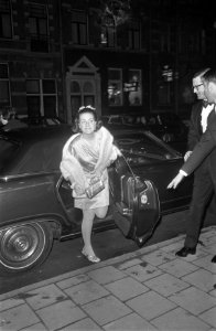 Prinses Margriet en mr. Van Vollenhoven wonen premiere van ruimtefilm Marooned, Bestanddeelnr 923-2924