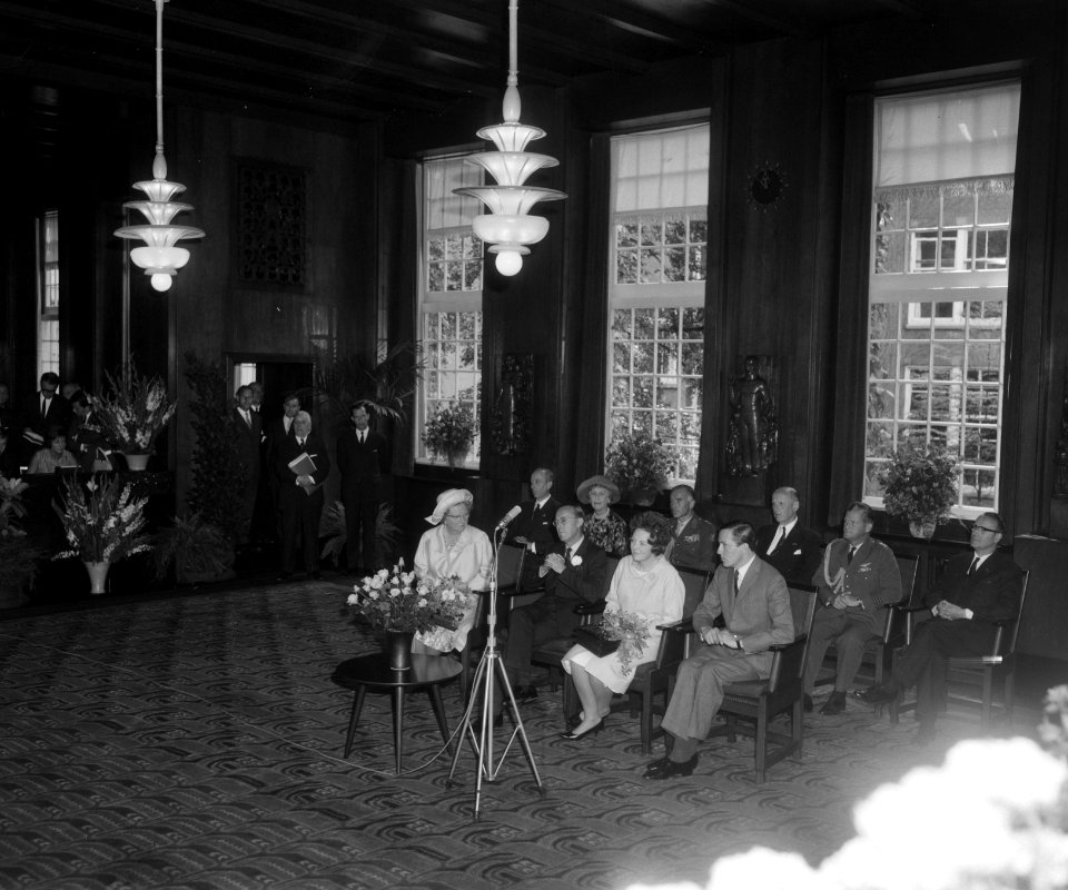 Prinses Beatrix en Claus bezoeken Amsterdam, in de Raadszaal v.l.n.r. koningin J, Bestanddeelnr 917-9311