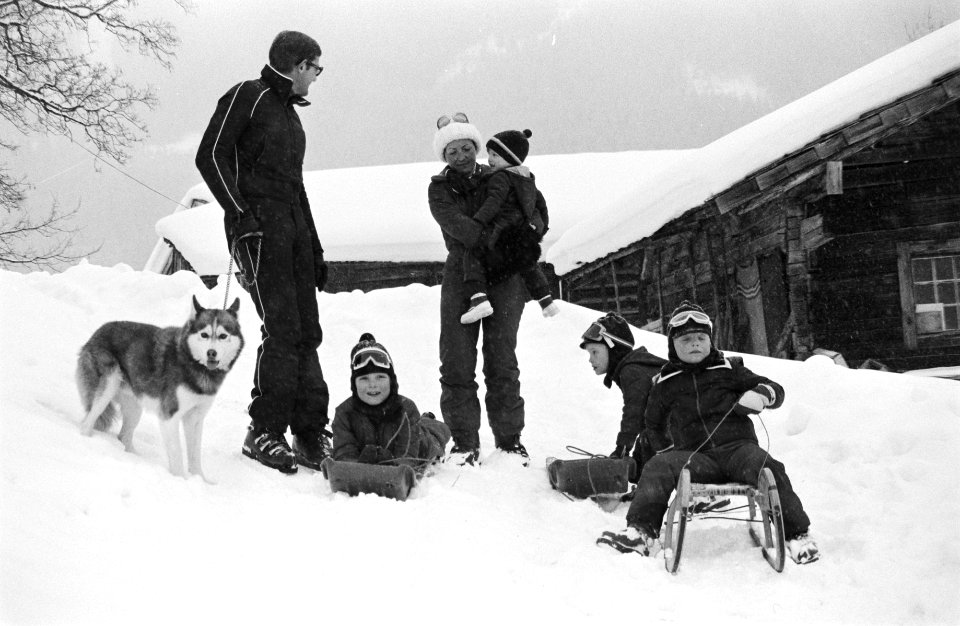 Prinses Margriet en mr P van Vollenhoven met kindere op wintersportvakantie bi, Bestanddeelnr 928-9625