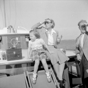 Prinses Juliana en prinses Margriet met een onbekende heer aan dek, Bestanddeelnr 255-7660
