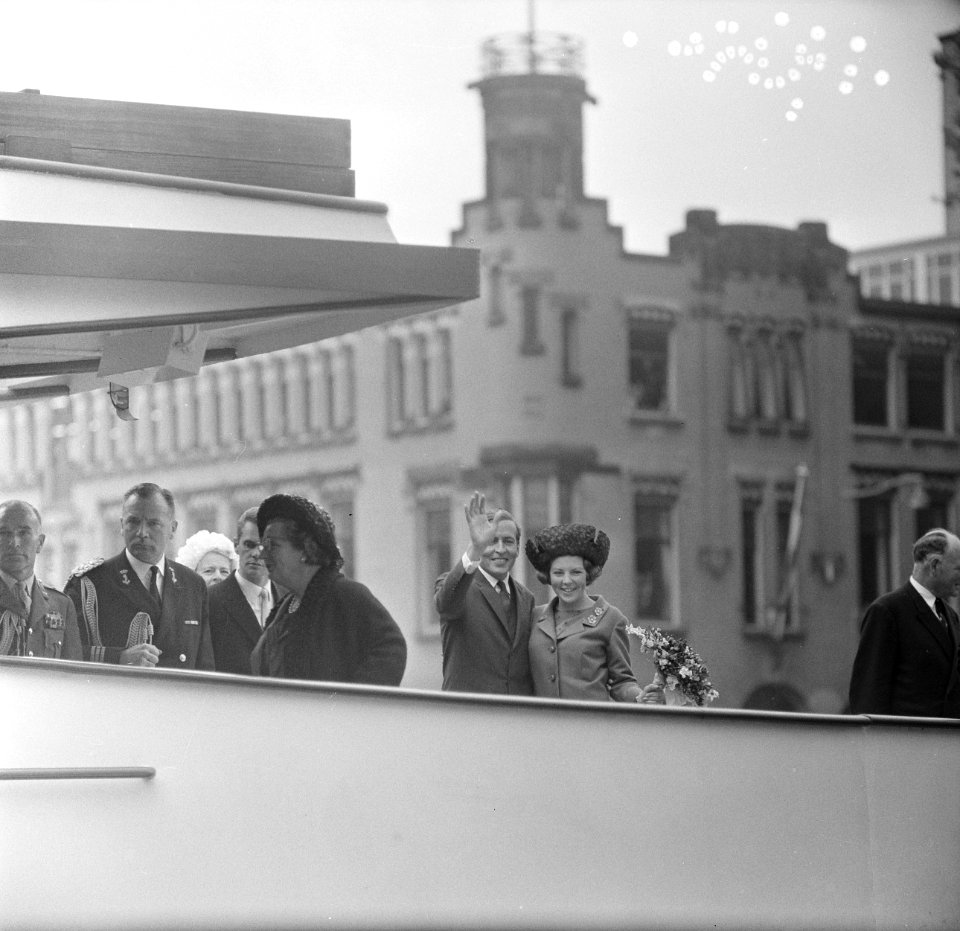 Prinses Beatrix en Claus bezoeken Rotterdam, Prinses Beatrix en Claus bij het aa, Bestanddeelnr 917-9480
