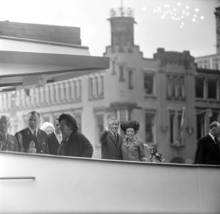 Prinses Beatrix en Claus bezoeken Rotterdam, Prinses Beatrix en Claus bij het aa, Bestanddeelnr 917-9480