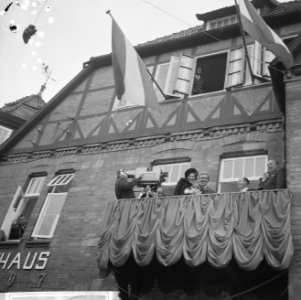 Prinses Beatrix en Claus bezoeken Hitzacker, prinses Beatrix en Claus op balkon , Bestanddeelnr 918-2562