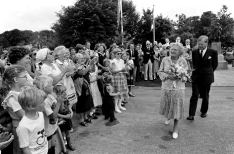 Prinses Juliana heeft een houten zitbank van de bevolking van Soest aangeboden g, Bestanddeelnr 931-5175
