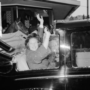 Prinses Beatrix en haar verloofde Claus von Amsberg bij een bezoek aan Den Bosc…, Bestanddeelnr 918-5633
