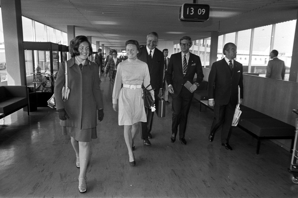 Prinses Margriet en mr Pieter van Vollenhoven vertrekken van Schiphol naar Cana, Bestanddeelnr 925-8612