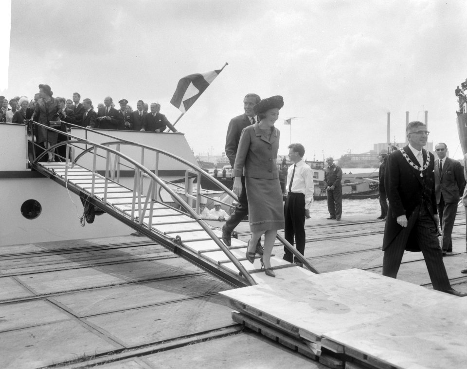 Prinses Beatrix en Claus bezoeken Rotterdam, Prinses Beatrix en Claus in de auto, Bestanddeelnr 917-9509