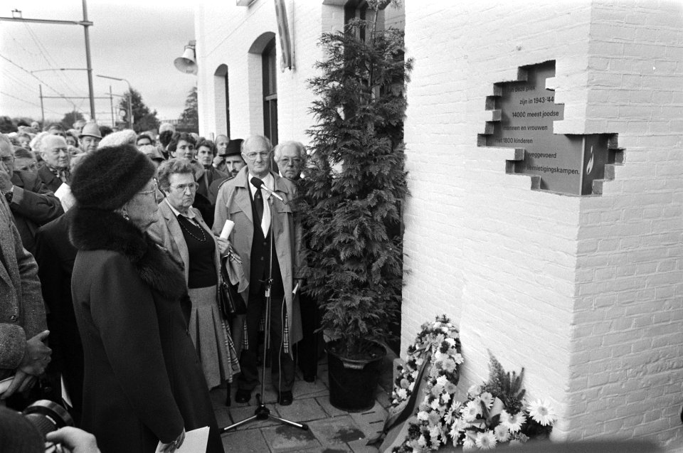 Prinses Juliana onthult plaquette op station Vught ter nagedachtenis aan deporta, Bestanddeelnr 933-1239