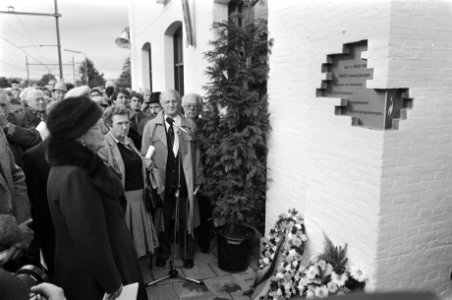 Prinses Juliana onthult plaquette op station Vught ter nagedachtenis aan deporta, Bestanddeelnr 933-1239