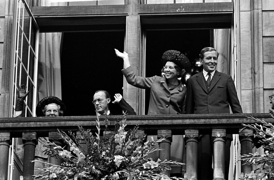 Prinses Beatrix en Claus bezoeken Rotterdam, Prinses Beatrix en Claus op balkon , Bestanddeelnr 917-9491