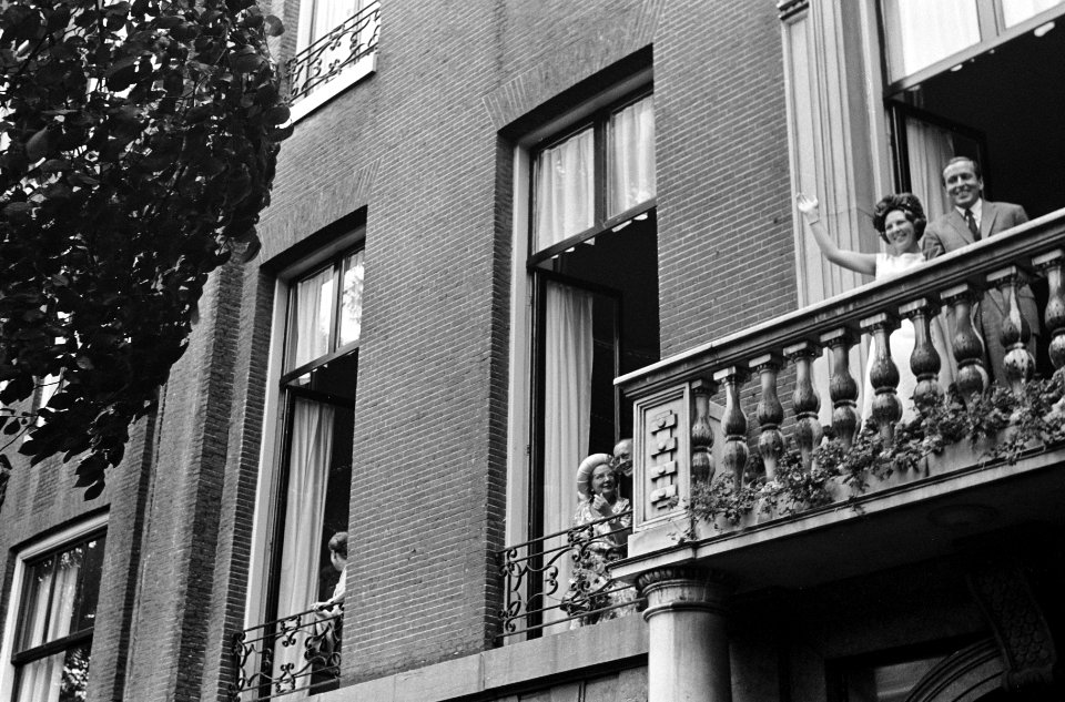 Prinses Beatrix en Claus bezoeken Amsterdam, op balkon ambtswoning burgemeester , Bestanddeelnr 917-9332