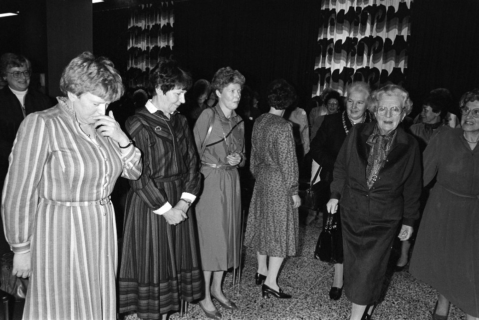 Prinses Juliana begroet oud minister Klompe bij viering 90-jarig bestaan Nederla, Bestanddeelnr 932-8539