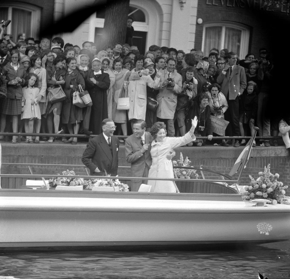 Prinses Beatrix en Claus bezoeken Amsterdam, tijdens rondvaart v.l.n.r. burgemee, Bestanddeelnr 917-9325