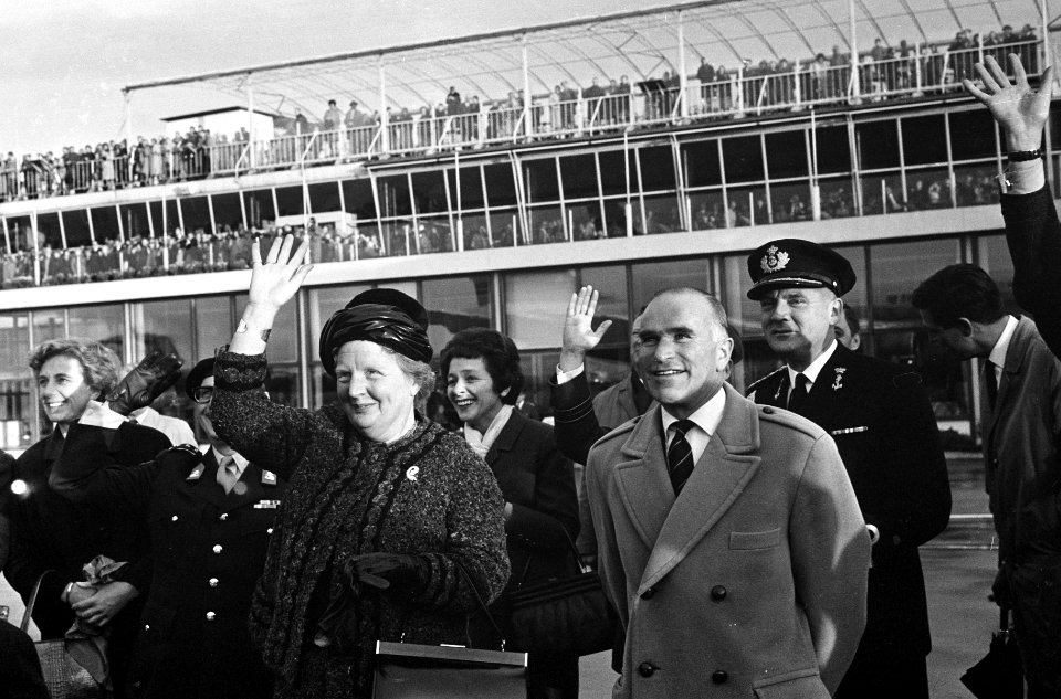 Prinses Beatrix en Prins Bernhard naar Tokio vertrokken. koningin Juliana tijden, Bestanddeelnr 916-9956