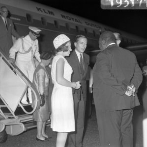 Prinses Beatrix en Claus in Suriname, prinselijk paar begroet door rechts Gouver, Bestanddeelnr 919-3177