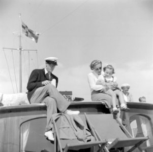 Prinses Juliana, prinses Margriet en prins Bernhard aan dek, Bestanddeelnr 255-7625