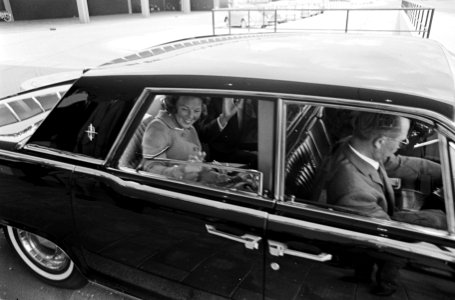 Prinses Beatrix en Claus op Schiphol terug uit Oostenrijk (bij bordje babyverzor, Bestanddeelnr 920-6521