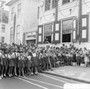 Prinses Beatrix en Claus in Suriname, de schooljeugd was massaal vertegenwoordig, Bestanddeelnr 919-3301