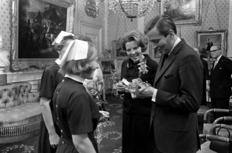 Prinses Beatrix en Claus namen eerste geschenkendoos in ontvangst op Paleis Soes, Bestanddeelnr 918-8042
