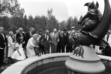 Prinses Juliana met Anton Pieck in de Efteling, Bestanddeelnr 933-3325