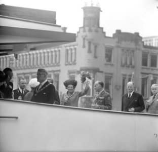 Prinses Beatrix en Claus bezoeken Rotterdam, Prinses Beatrix en Claus bij het aa, Bestanddeelnr 917-9482
