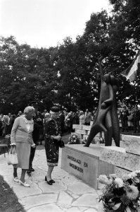 Prinses Juliana legt krans bij monument in Bronbeek t.g. herdenking Nederlandse , Bestanddeelnr 933-4080