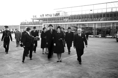 Prinses Beatrix en minister Luns naar Amerika vertrokken. Minister Luns op weg n, Bestanddeelnr 915-7737 photo