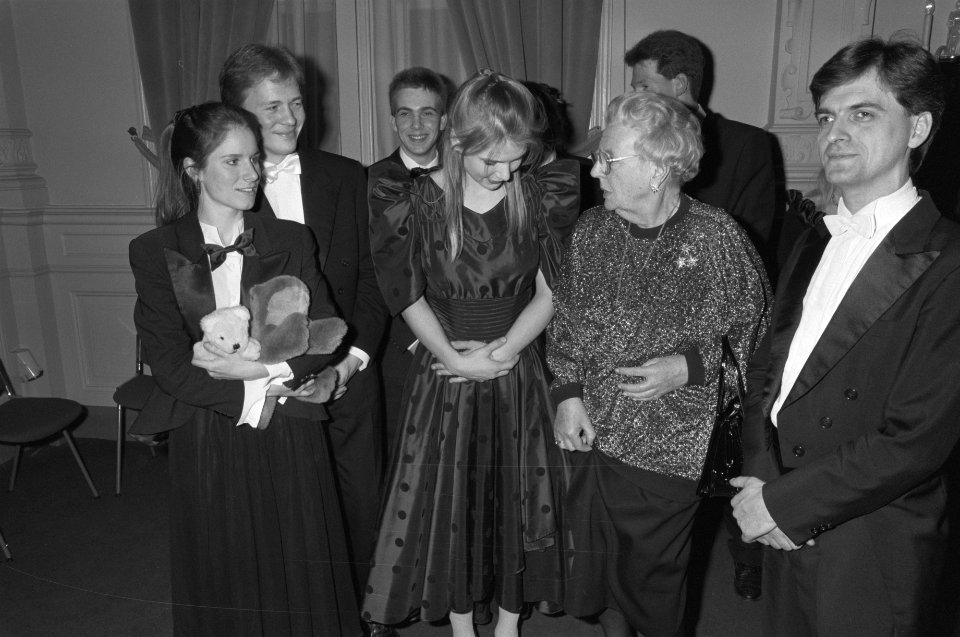 Prinses Juliana te midden van de studenten, Bestanddeelnr 934-3916