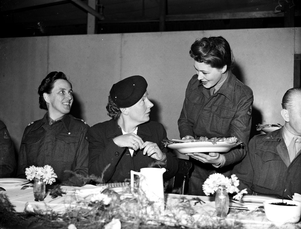 Prinses Juliana bezoekt Vrouwen Hulp Korps, Bestanddeelnr 901-2948