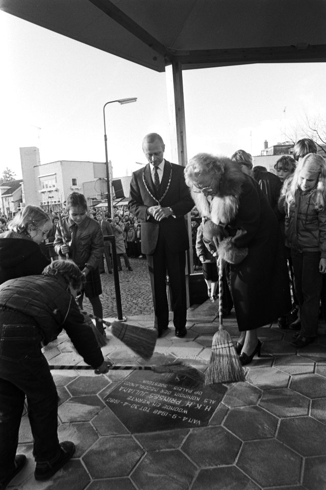 Prinses Juliana veegt, samen met enkele kinderen, zand van de herinneringstegel, Bestanddeelnr 931-7911