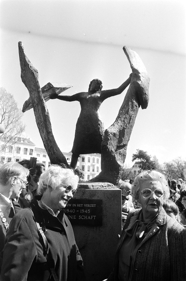 Prinses Juliana (r) onthult in Haarlem 'Vrouw in verzet', een monument ter herin, Bestanddeelnr 932-1365