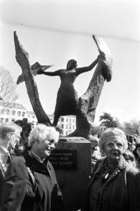 Prinses Juliana (r) onthult in Haarlem 'Vrouw in verzet', een monument ter herin, Bestanddeelnr 932-1365