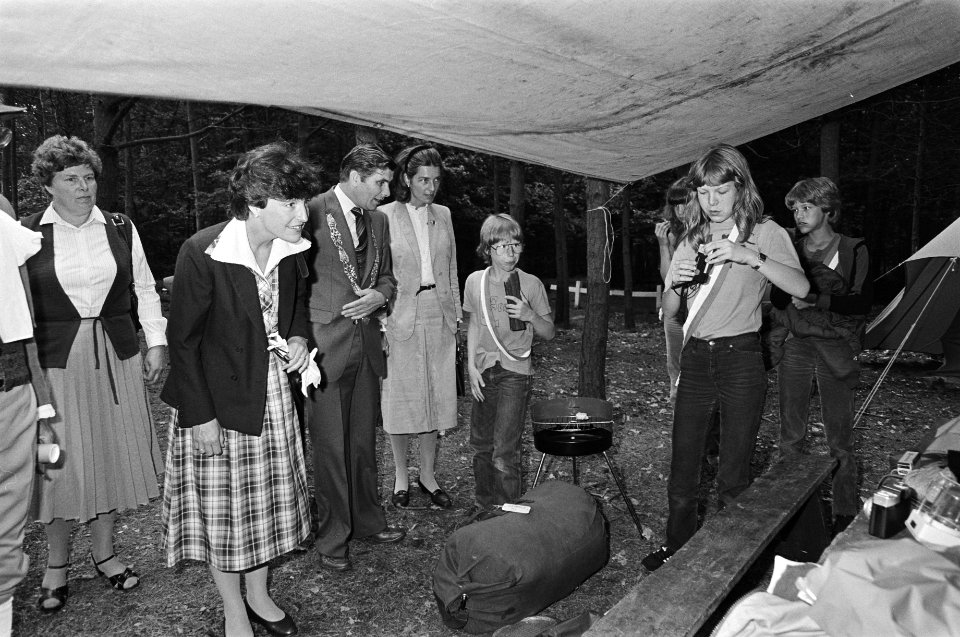 Prinses Margriet bij de kinderen die deelnemen aan het kamp, Bestanddeelnr 931-5434
