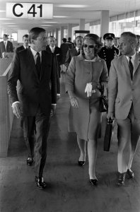 Prinses Beatrix en Claus op Schiphol terug uit Oostenrikj (bij bordje babyverzor, Bestanddeelnr 920-6519
