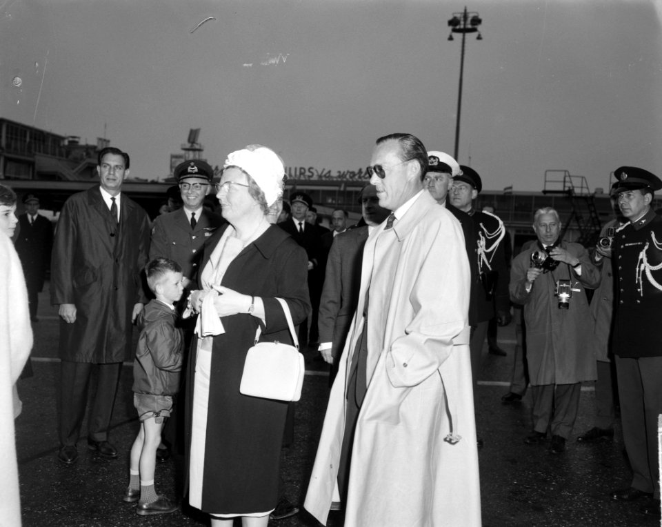 Prinses Beatrix en Prins Bernhard terug uit Amerika koningin Juliana en Prins B, Bestanddeelnr 915-0982