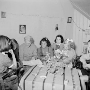 Prinses Beatrix en klasgenoten worden door Beatrice Boeke-Cadbury voorgelezen, Bestanddeelnr 255-7406