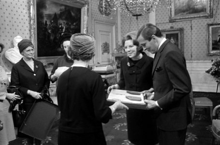 Prinses Beatrix en Claus namen eerste geschenkendoos in ontvangst op Paleis Soes, Bestanddeelnr 918-8045