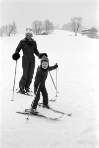 Prinses Margriet en mr. P. van Vollenhoven met kindere op wintersportvakantie bi, Bestanddeelnr 928-9622
