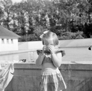 Prinses Margriet drinkt een glas limonade naast het zwembad, Bestanddeelnr 255-7835
