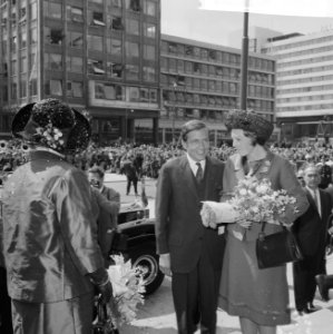 Prinses Beatrix en Claus bezoeken Rotterdam, verloofde paar in stadhuis, Bestanddeelnr 917-9503
