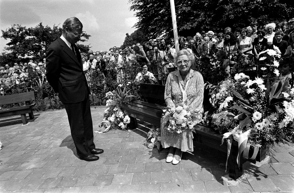 Prinses Juliana heeft een houten zitbank van de bevolking van Soest aangeboden g, Bestanddeelnr 931-5172