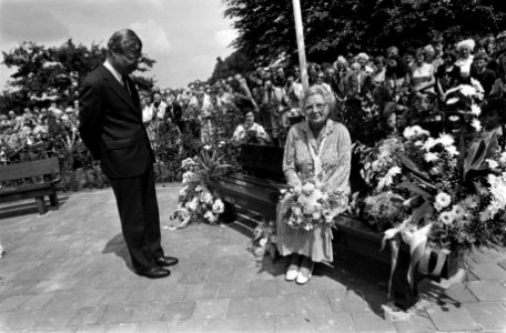 Prinses Juliana heeft een houten zitbank van de bevolking van Soest aangeboden g, Bestanddeelnr 931-5172