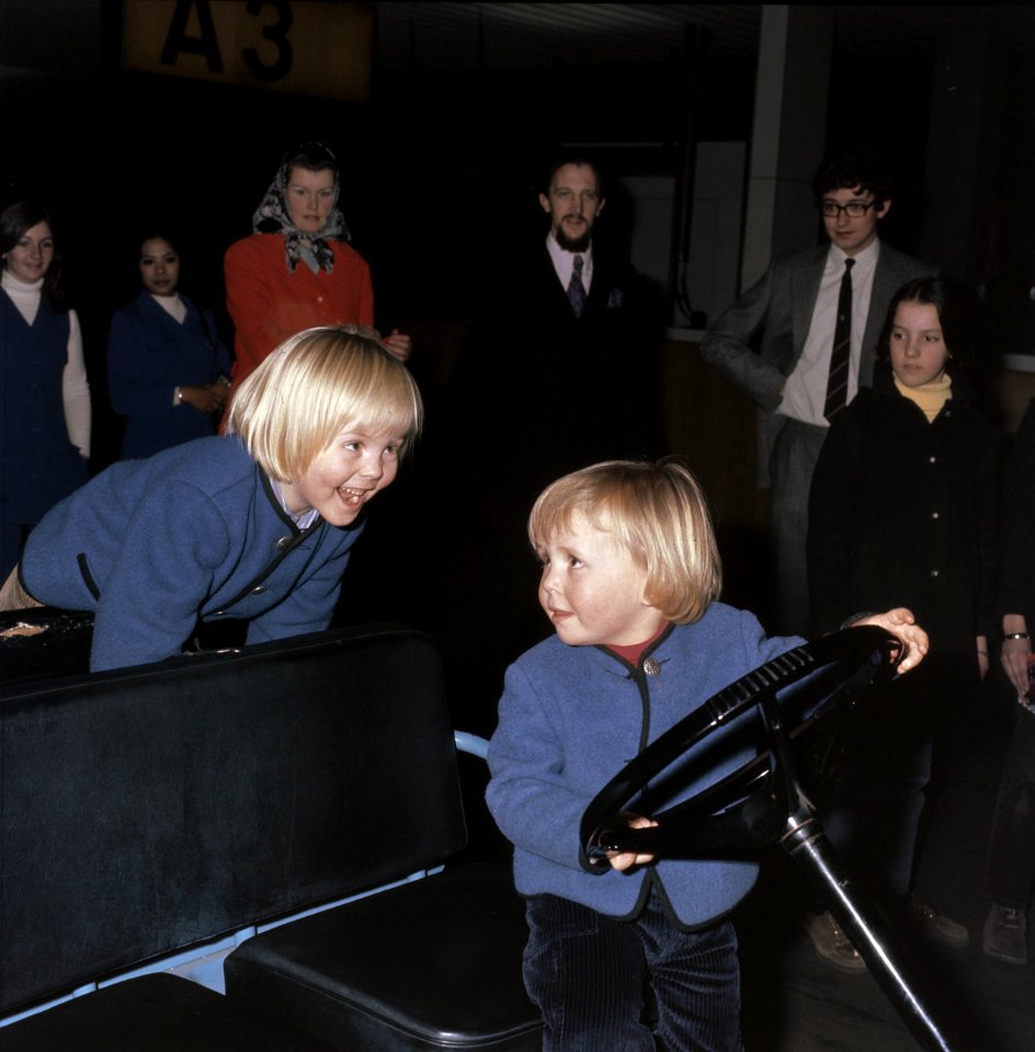 Prinses Beatrix en kinderen halen Prins Claus af op Schiphol ( Prins Claus terug, Bestanddeelnr 254-9173