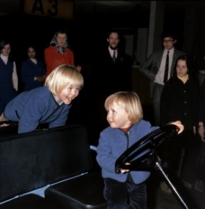 Prinses Beatrix en kinderen halen Prins Claus af op Schiphol ( Prins Claus terug, Bestanddeelnr 254-9173