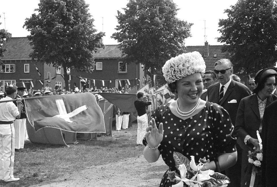Prinses Beatrix bracht bezoek aan de gemeenten Doetinchem Wisch en Gendringen P, Bestanddeelnr 915-2329