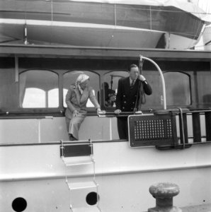 Prinselijke familie op Terschelling Prinselijk paar aan boord, Bestanddeelnr 902-8141