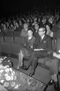 Prinses Margriet en Pieter, NOVA-filmfestival te Apeldoorn bijgewoond hier op ee, Bestanddeelnr 921-8410